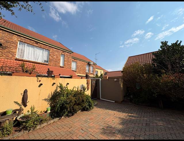 3 BEDROOM TOWNHOUSE FOR SALE IN VAALPARK